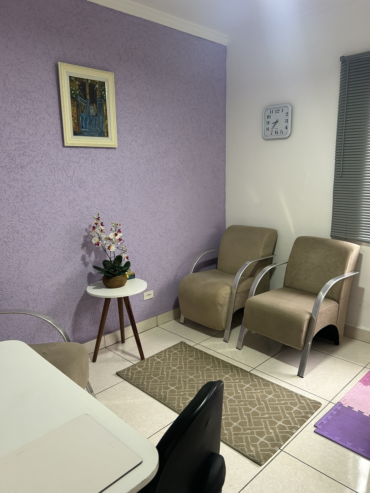 Sala de atendimento - ambiente acolhedor com poltronas confortáveis